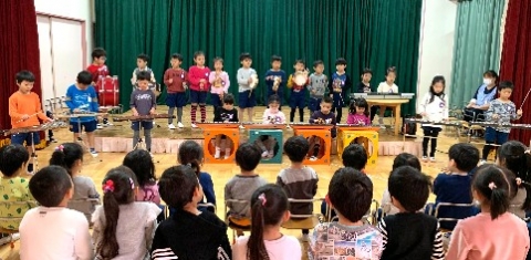 写真:演奏を披露する子どもたち