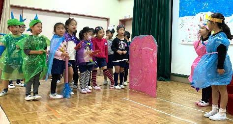 写真:劇を披露する子どもたち