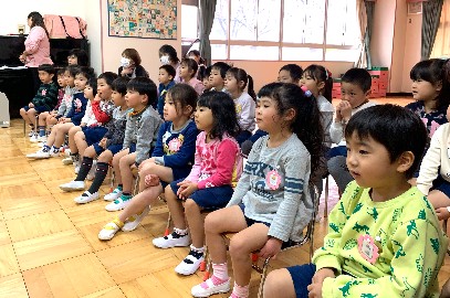 写真:年長組さんの姿を見る子どもたち