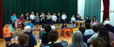 写真:ドレミのうたを演奏する子どもたち