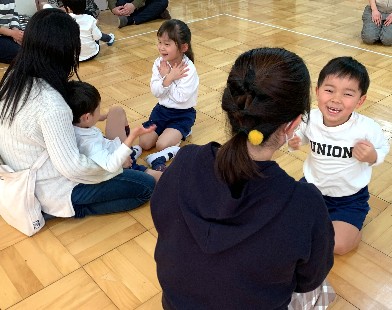 写真:お家の方と笑顔の子どもたち