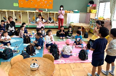 写真:いただきますをする子どもたち