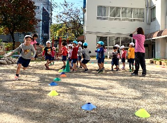 写真:食後にリレーを楽しむ子どもたち