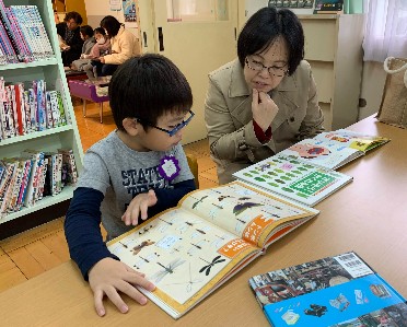 写真:小学校の図書館で親子の絵本タイム