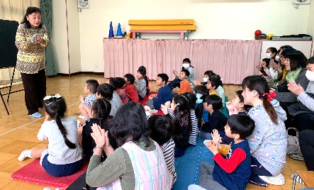 写真:親子おはなし会の様子