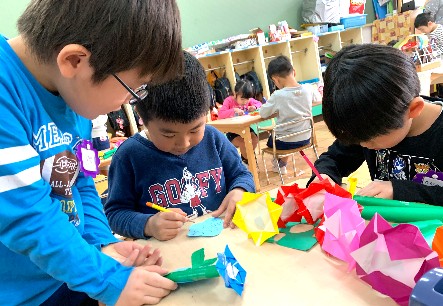 写真:講師の先生に花束を作る子どもたち