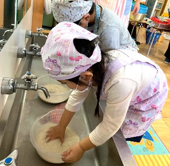 写真:もち米とぐ子どもたち