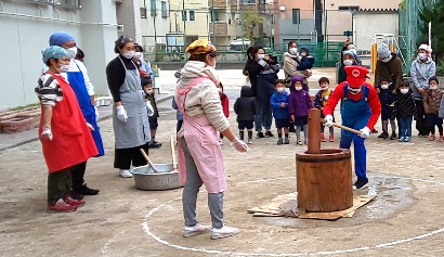 写真:餅をつく大人たち1