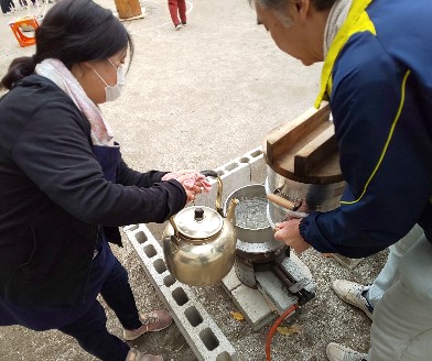 写真:餅米をふかす主事さん