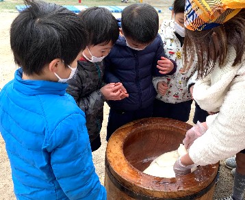 写真:ついた餅に集まる子どもたち