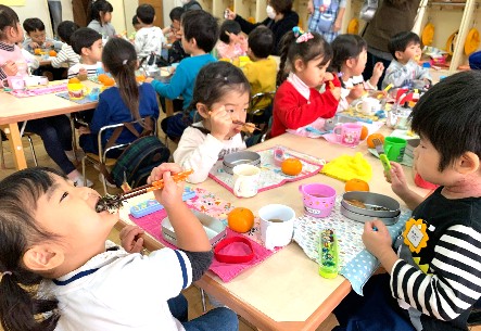 写真:つきたてのお餅を食べる子どもたち