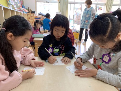 写真:お手紙を書く子どもたち