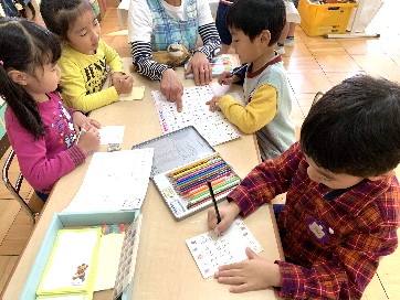 写真:カラフルなお手紙を書く子どもたち