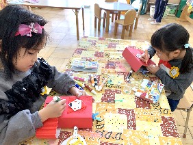 写真:プレゼントをもらうバッグを作る子どもたち2