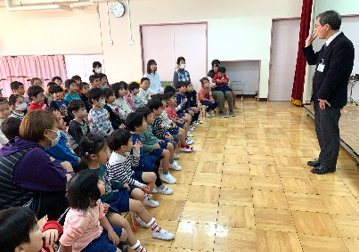 写真:終業式で先生のお話を聞く子どもたち