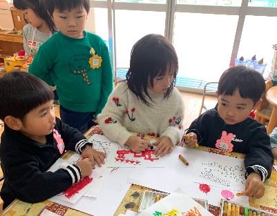 写真:一緒にお絵描きをする子どもたち