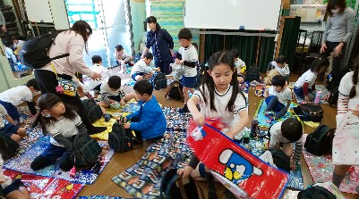 写真:稽古場で昼食をとる年中組さんと年長組さん