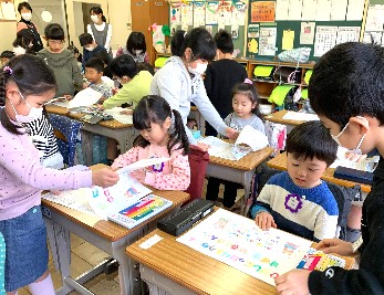 写真:1組でひらがなを読んだり書いたりする子どもたち