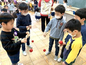 写真:3組でけん玉をする子どもたち