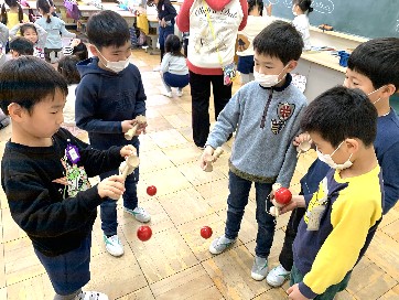 写真:3組でけん玉をする子どもたち