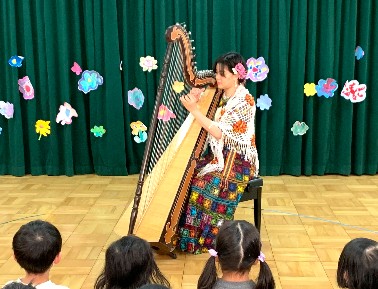 写真:アルパを演奏する塩満友紀さん