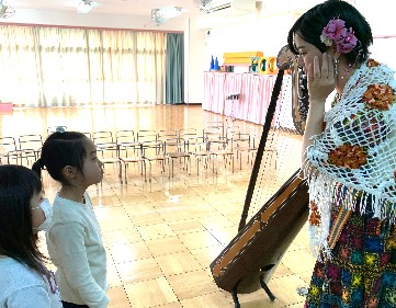 写真:塩満さんとお話しする子どもたち