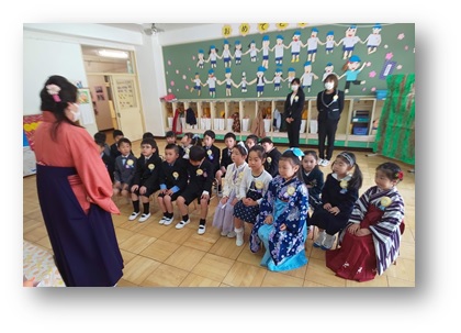 写真:すみれ組の教室に集まった先生と子どもたち