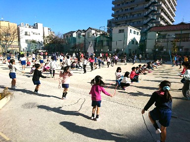 写真:小学校の縄跳びタイム