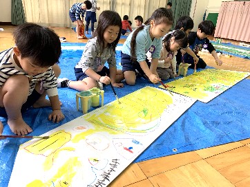 写真:背景や大道具を作る子どもたち2