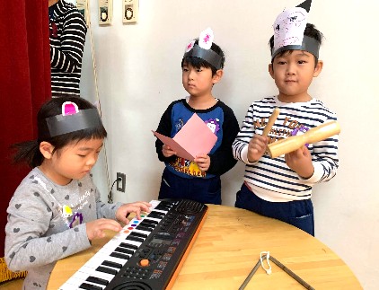 写真:楽器を練習する子どもたち