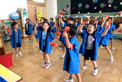 写真:法被を着て踊る子どもたち