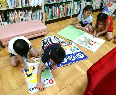 写真:絵本を楽しむ子どもたち1