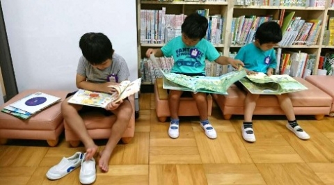 写真:絵本を楽しむ子どもたち3