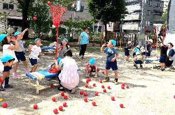 写真:玉入れをする子どもたち1