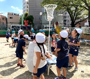 写真:玉入れをする子どもたち2