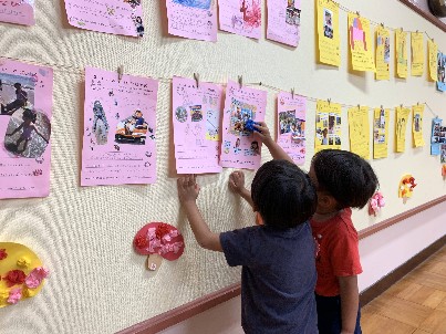 写真:夏休みの思い出を見る子どもたち