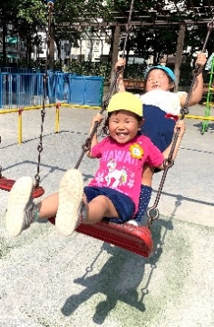 写真:公園で遊ぶ子どもたち1