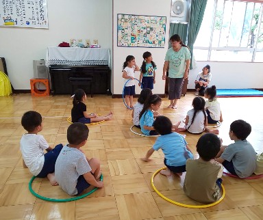 写真:ペアを変える子どもたち