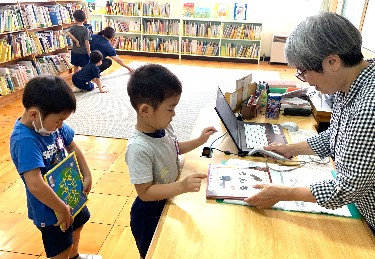 写真:絵本を借りる子どもたち