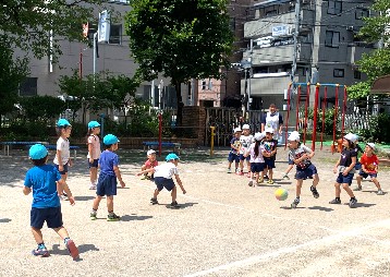 写真:ルールの理解して遊ぶ子どもたち