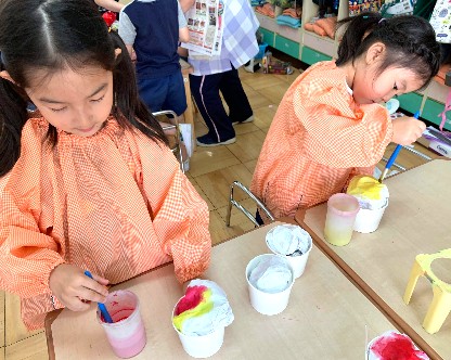 写真:大忙しの子どもたち2