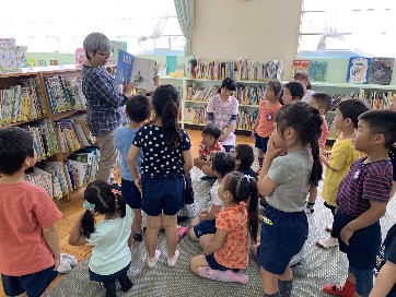 写真:小学校の図書館利用1