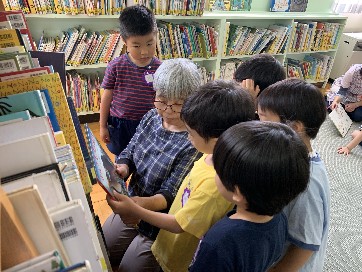 写真:小学校の図書館利用2