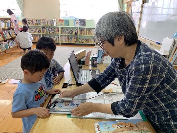 写真:小学校の図書館利用3