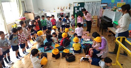 写真:先生の読み聞かせを聞く子どもたち