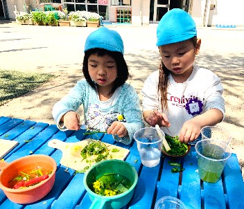 写真:草や花で遊ぶ子どもたち2