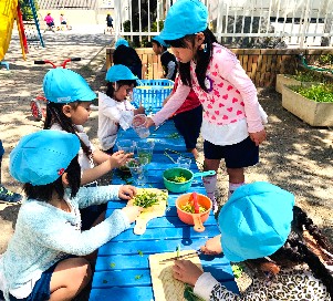 写真:草や花で遊ぶ子どもたち1