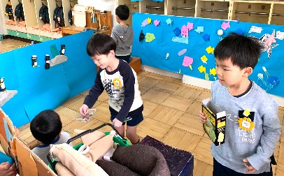 写真:水族館を作る子どもたち1