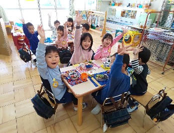 写真:お弁当を楽しむ子どもたち