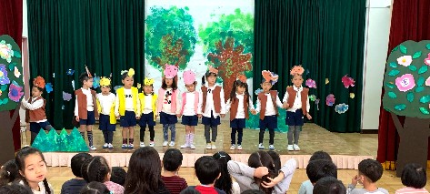 写真:舞台で演技をする子どもたち2